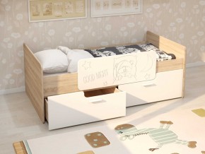 Кровать Умка дуб сонома с белыми ящиками и ограничителем в Ивделе - ivdel.magazinmebel.ru | фото - изображение 1